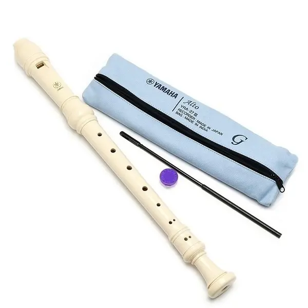 Flauta dulce contralto Yamaha YRA-28III color marfil con funda y accesorios de mantenimiento