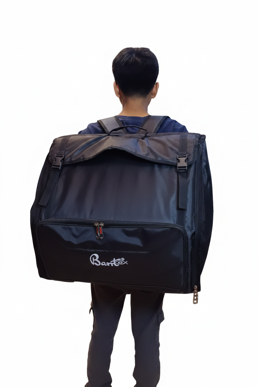 Persona usando el estuche para acordeón 120 bajos Bartex como mochila