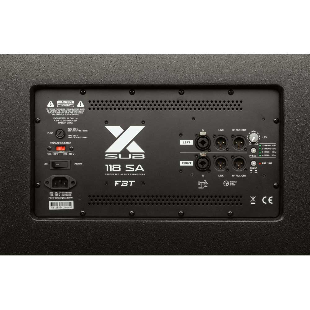 Panel posterior del subwoofer FBT X-SUB 118SA con conexiones estéreo y controles DSP